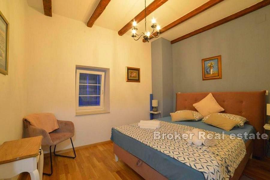 Øya Krk - Tomannsbolig med svømmebasseng i en rolig beliggenhet