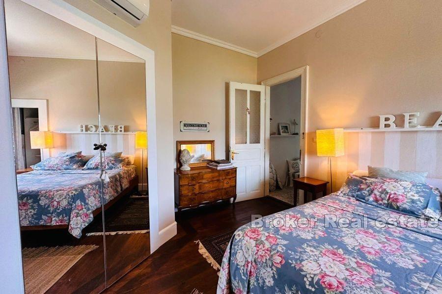 Остров Крк - Каменный дом в первом ряду от моря и пляжа