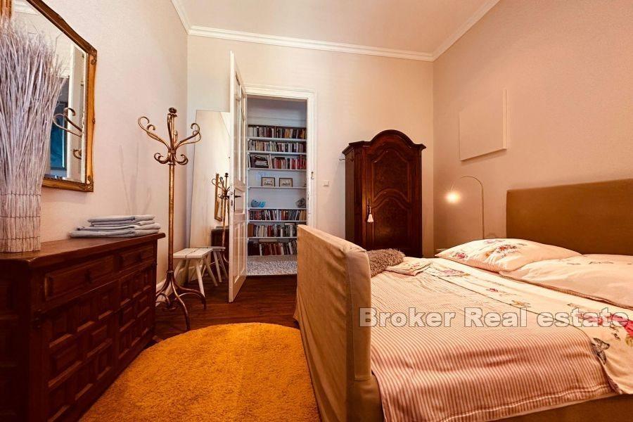 Øya Krk - Steinhus i første rad fra havet og stranden