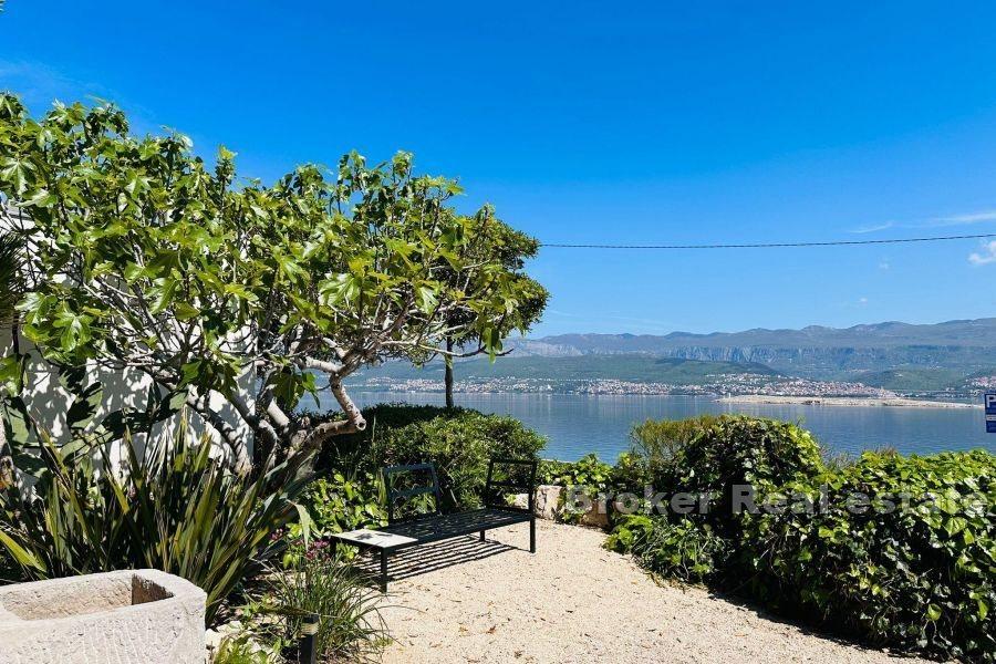 Остров Крк - Каменный дом в первом ряду от моря и пляжа