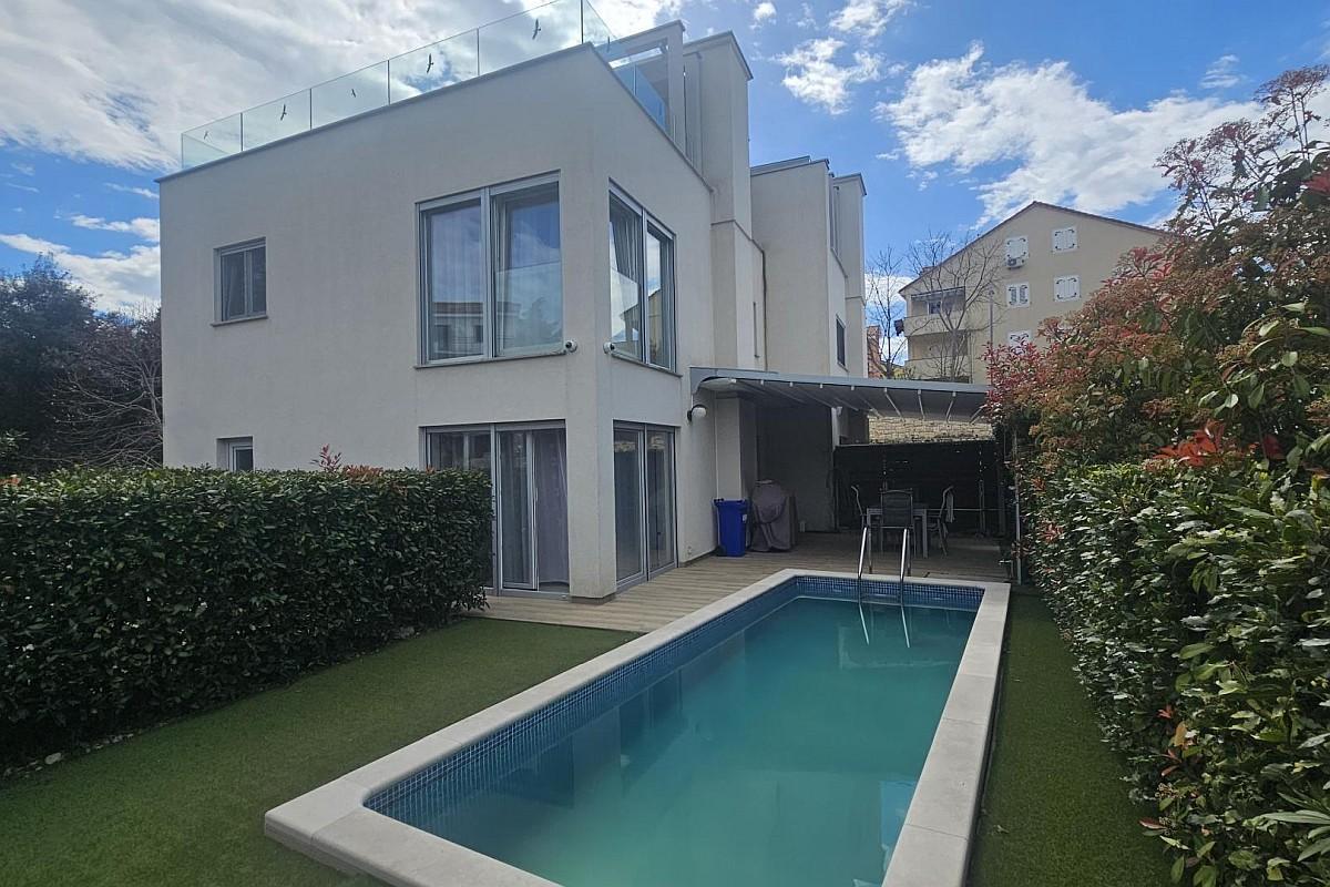 Moderan troetažni apartman s bazenom