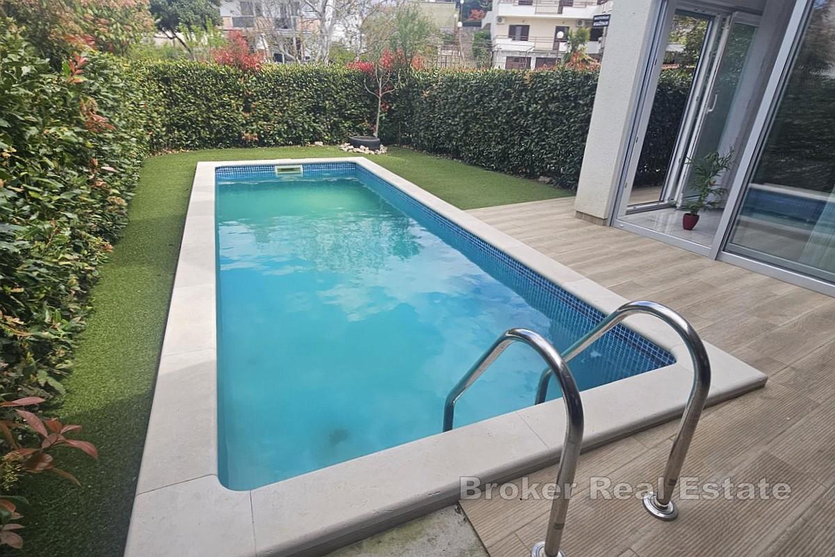 Appartement moderne de trois étages avec piscine