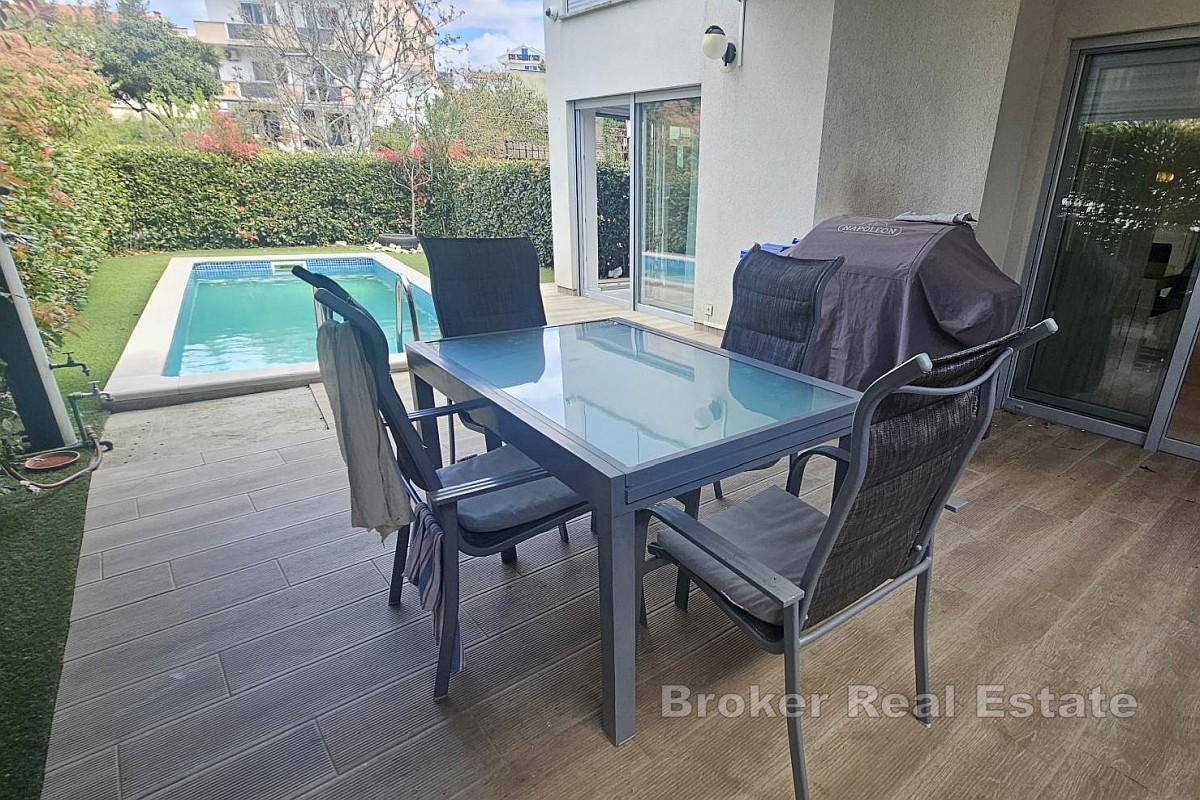 Appartement moderne de trois étages avec piscine