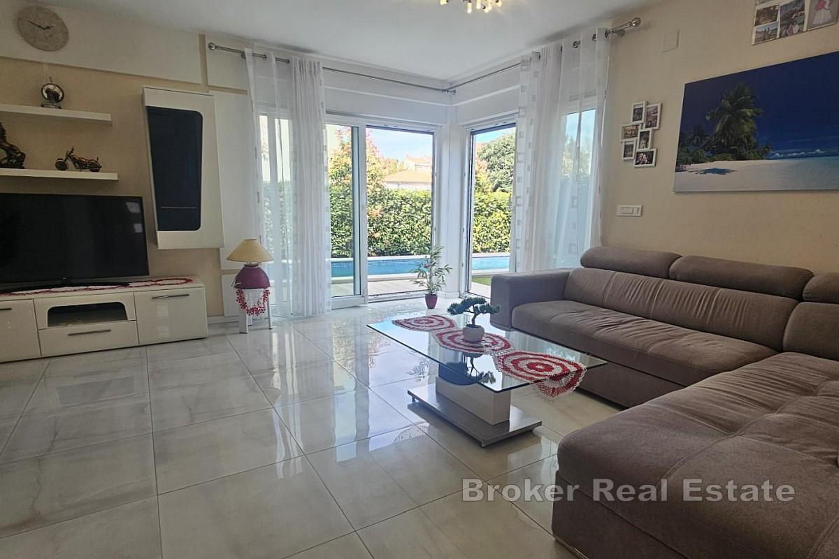 Moderan troetažni apartman s bazenom