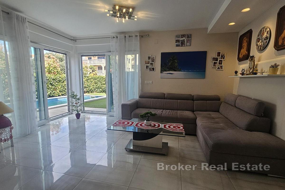 Appartement moderne de trois étages avec piscine