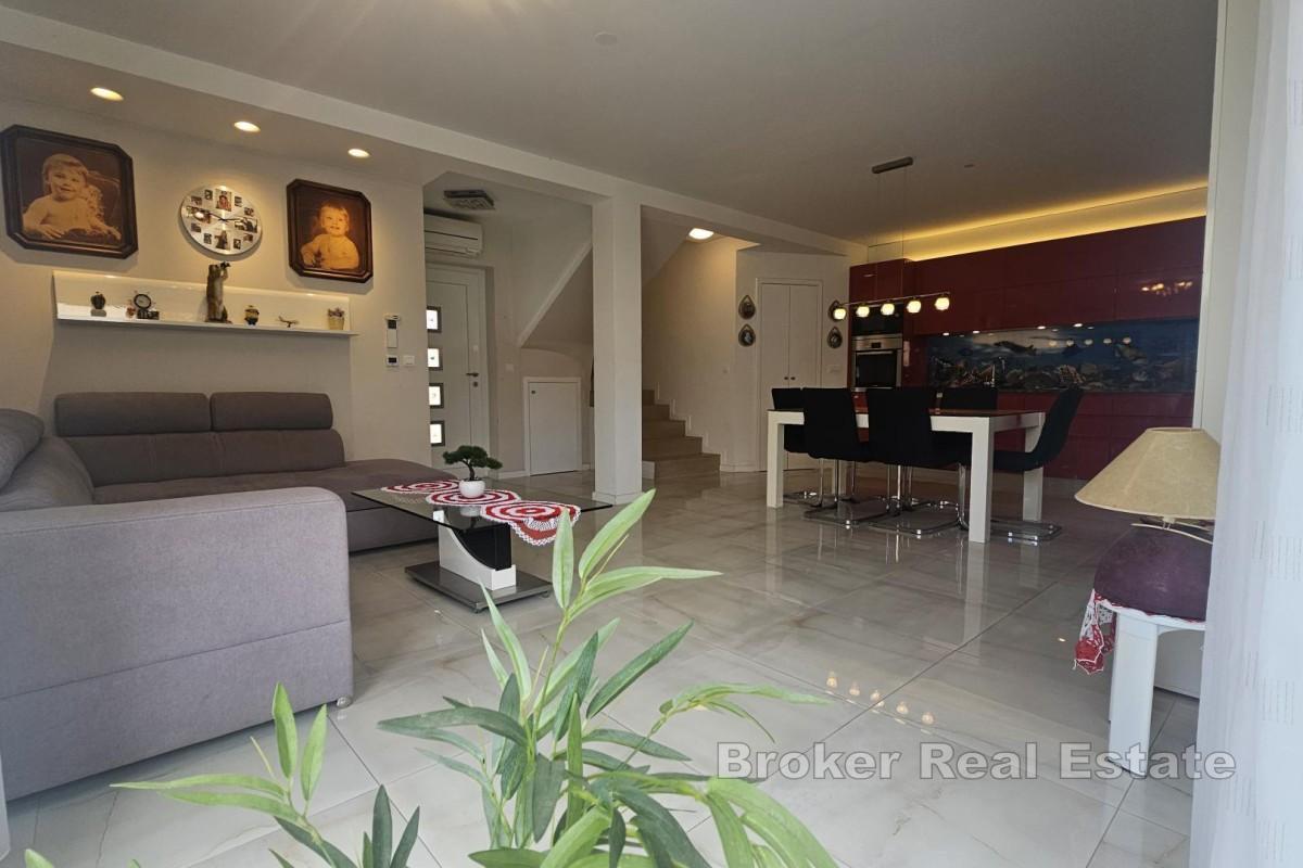 Moderan troetažni apartman s bazenom