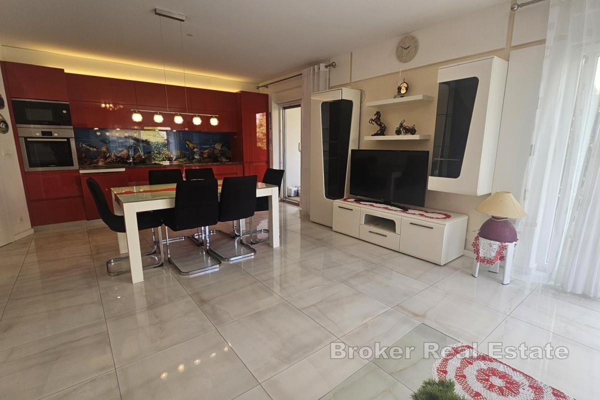 Appartement moderne de trois étages avec piscine