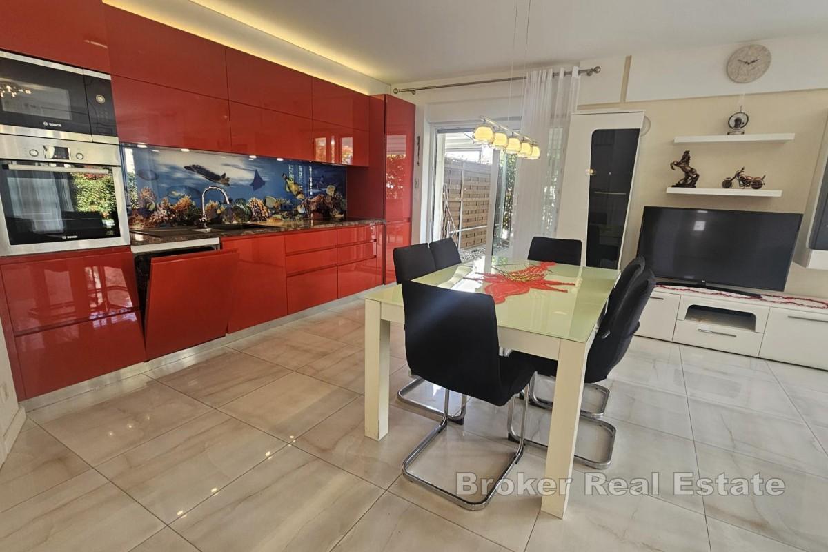 Appartement moderne de trois étages avec piscine