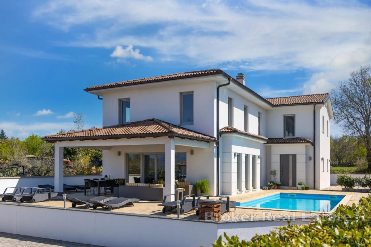 Casa moderna con piscina e giardino