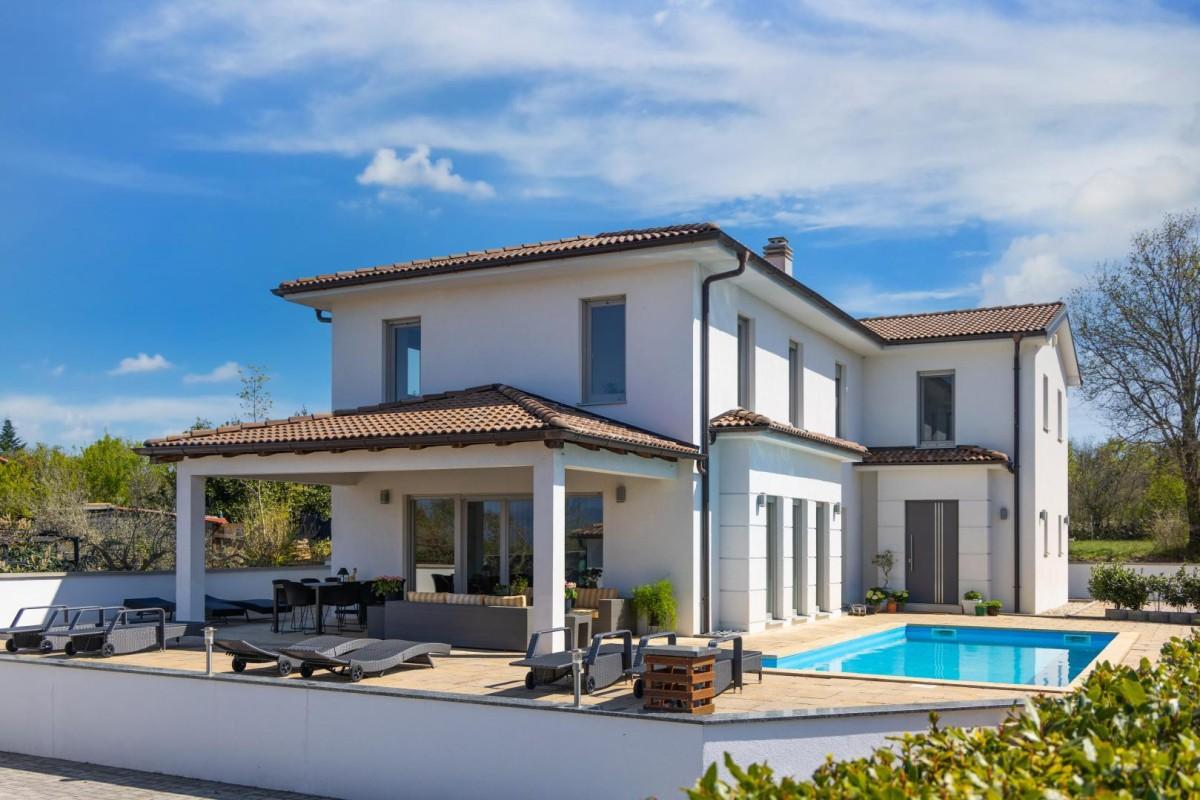 Casa moderna con piscina e giardino