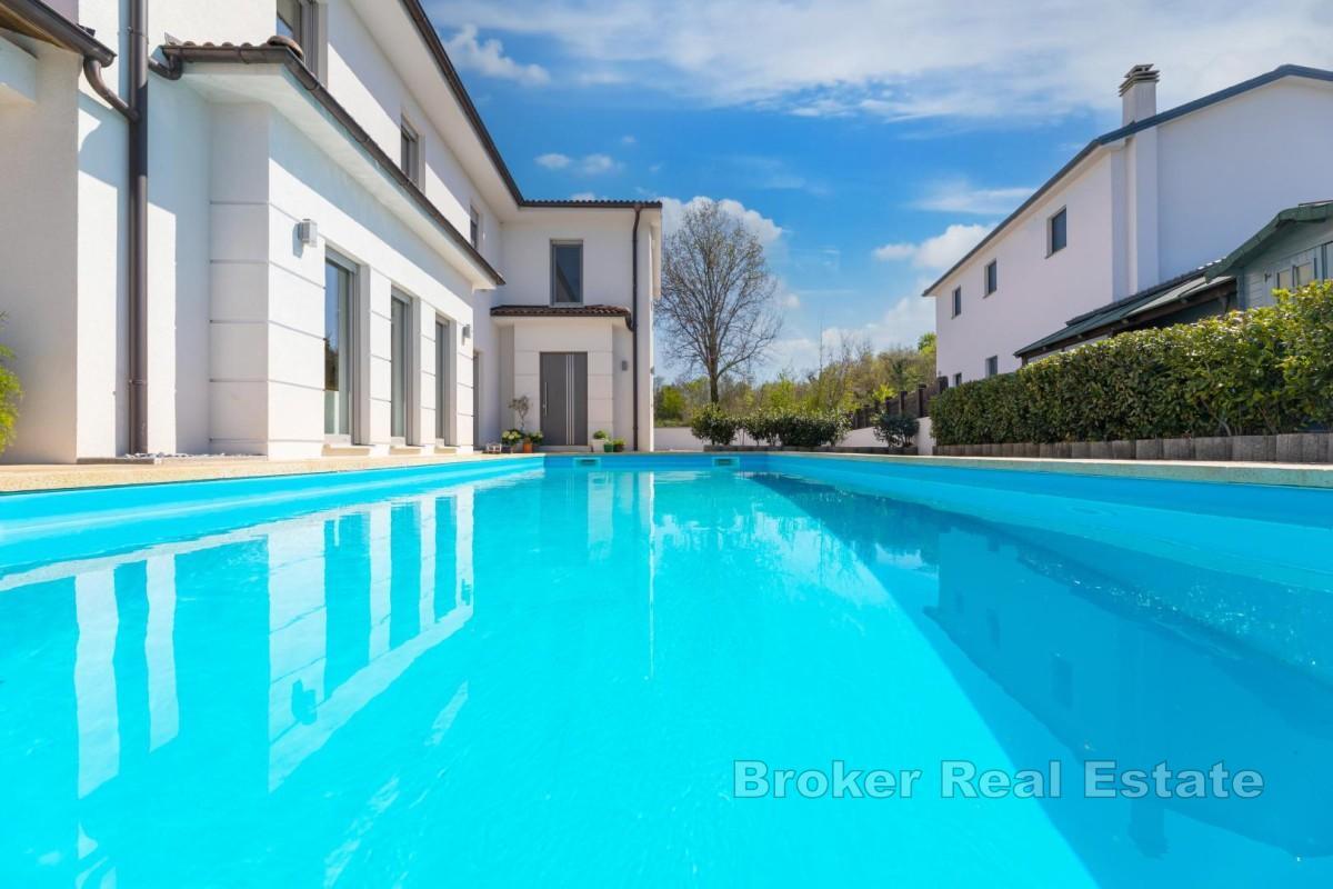 Casa moderna con piscina e giardino