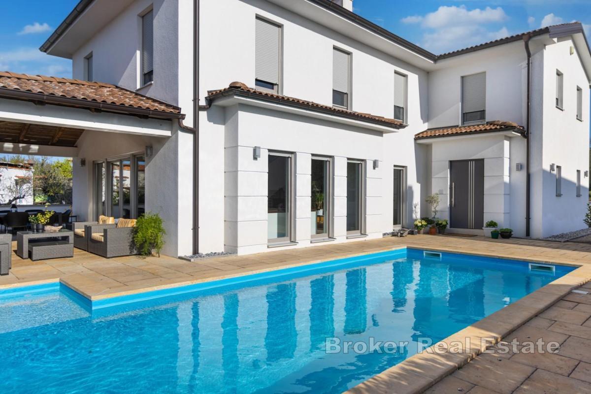 Casa moderna con piscina e giardino