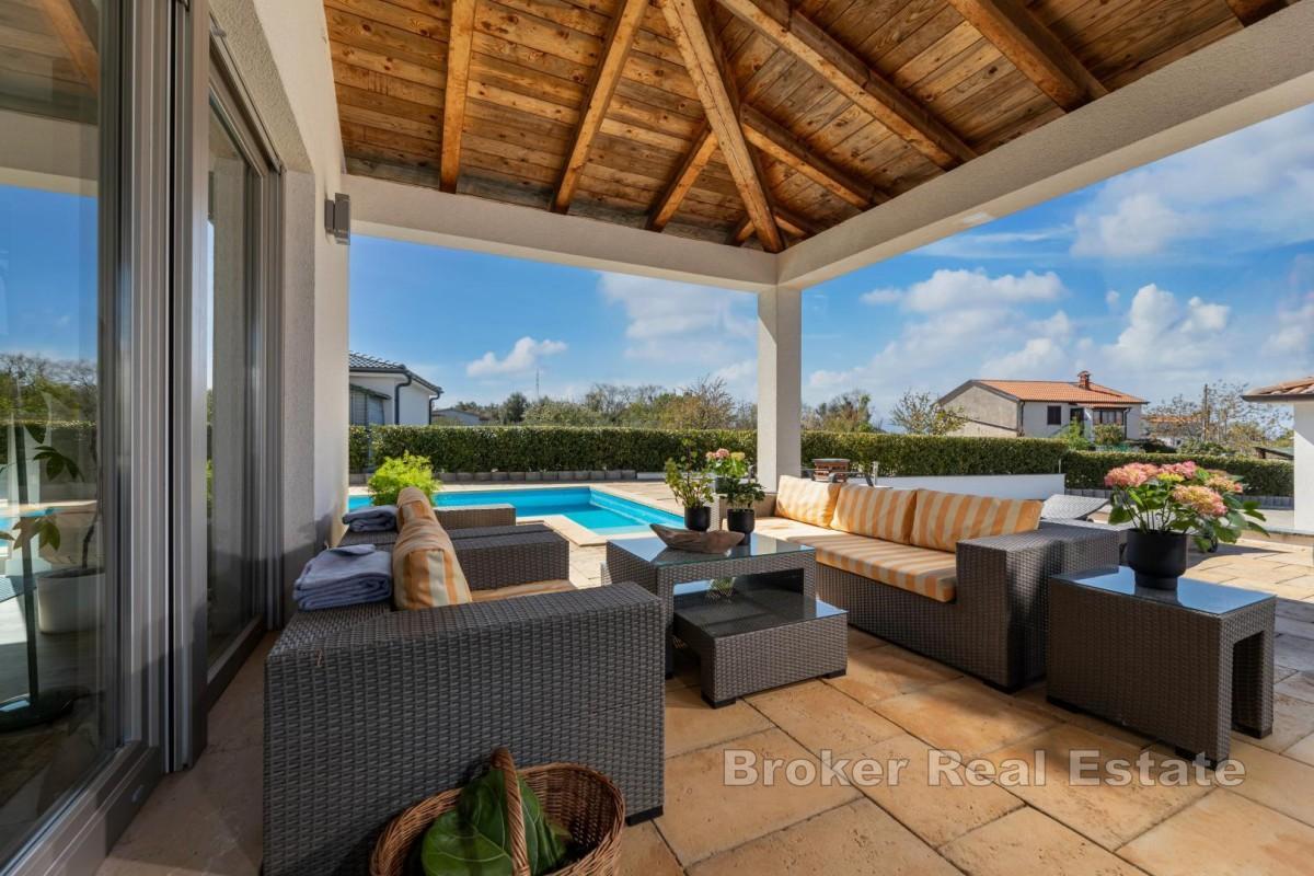 Casa moderna con piscina e giardino