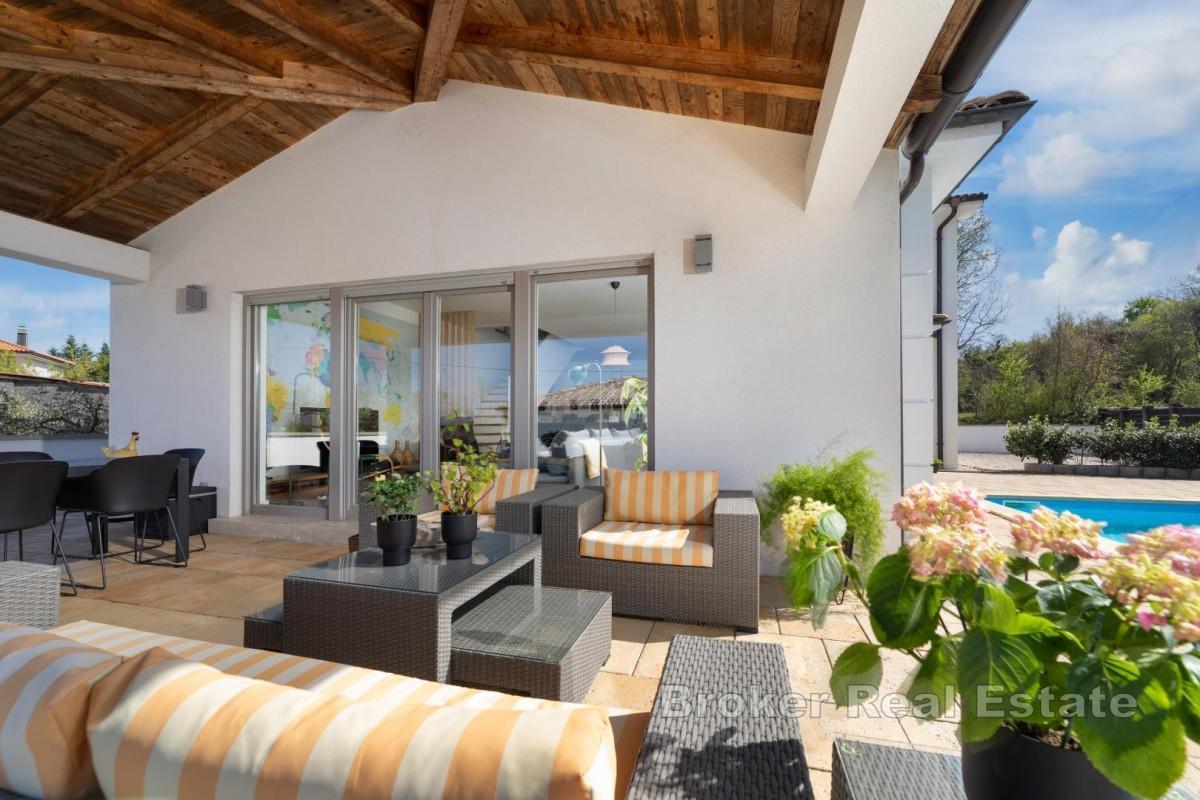 Casa moderna con piscina e giardino