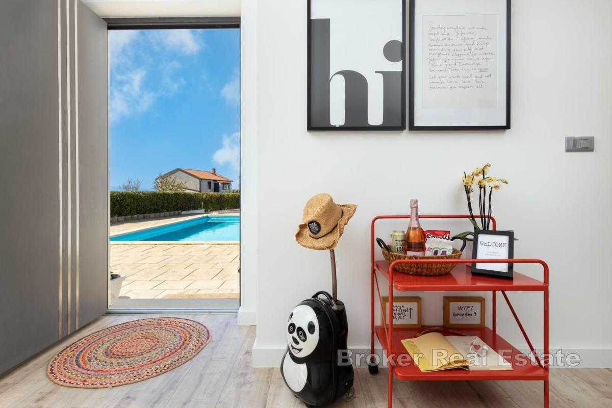 Casa moderna con piscina e giardino