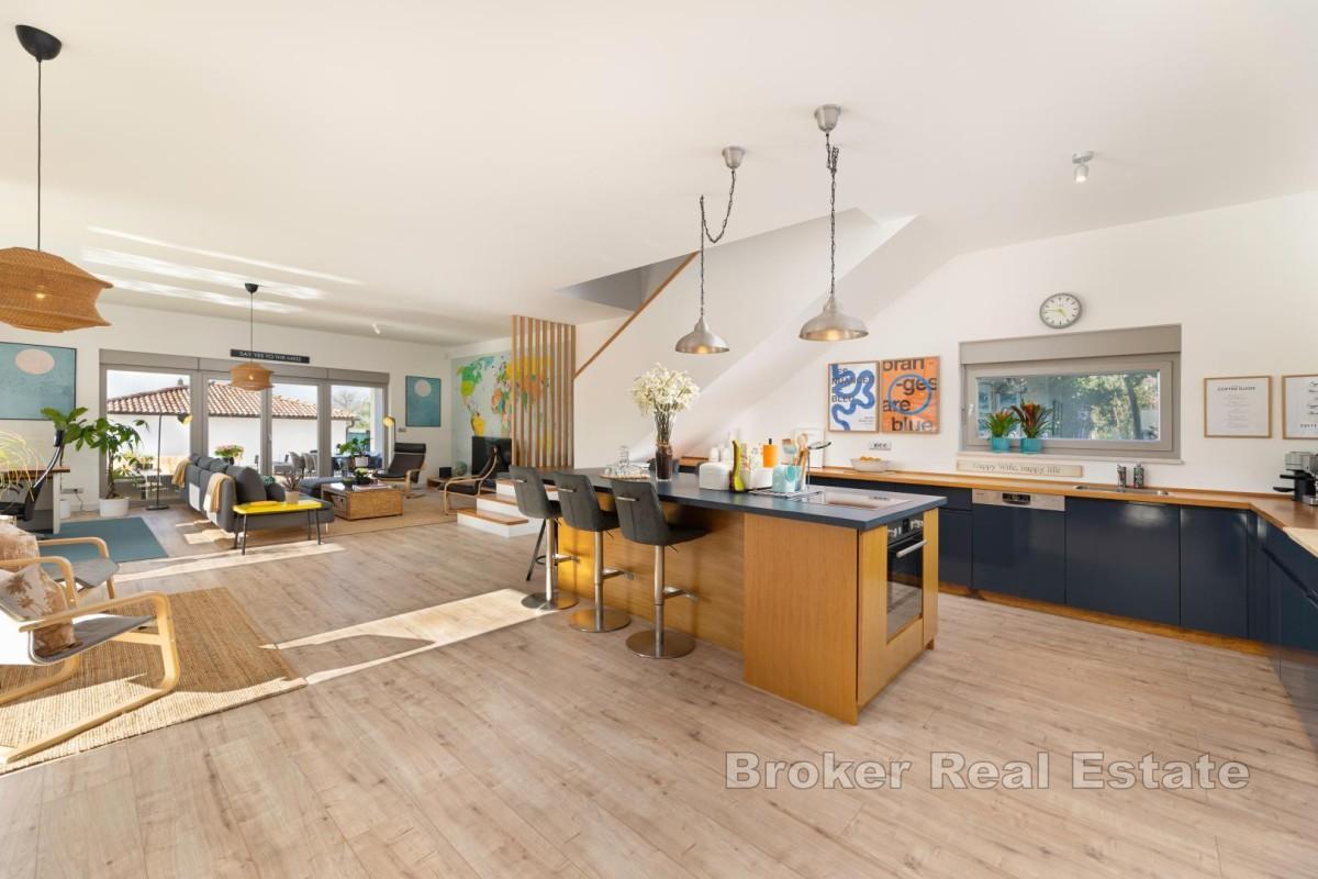 Casa moderna con piscina e giardino