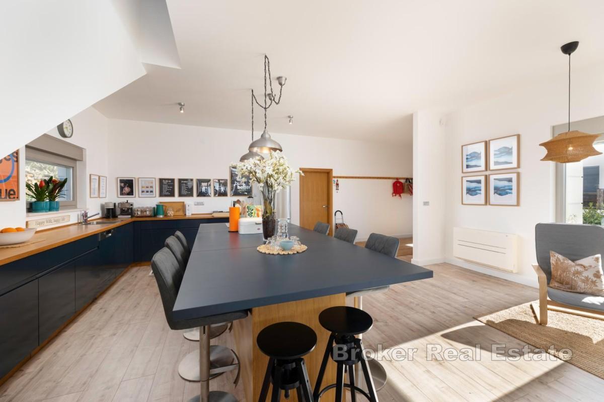 Moderne hus med svømmebasseng og hage