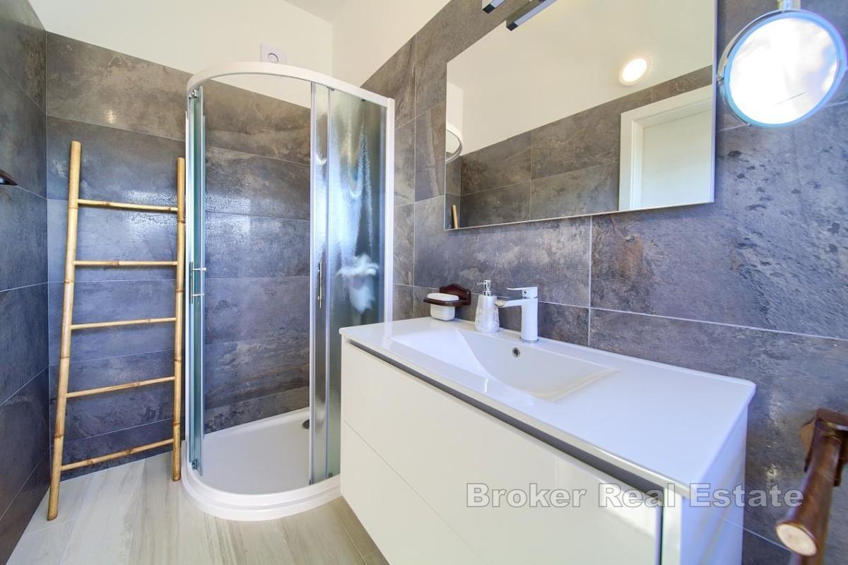 Tomannsvilla nær sjøen