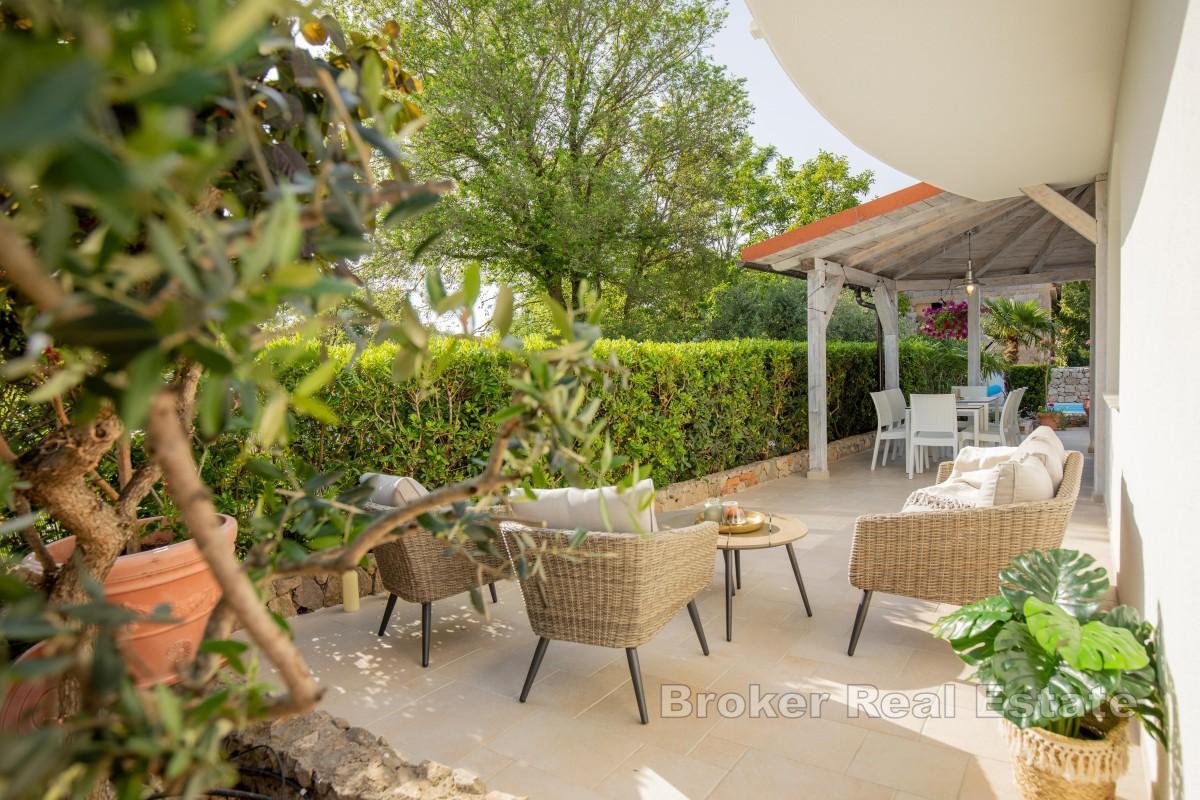 Dom rodzinny z basenem i ogrodem