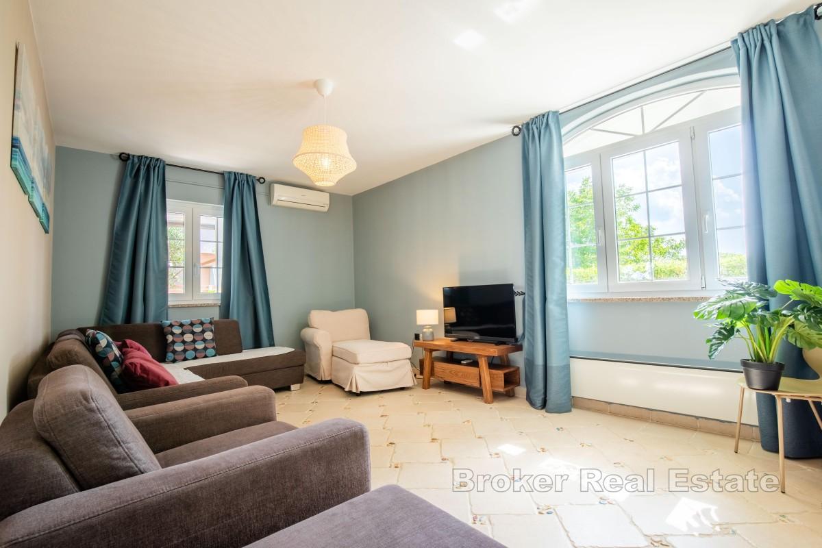 Dom rodzinny z basenem i ogrodem