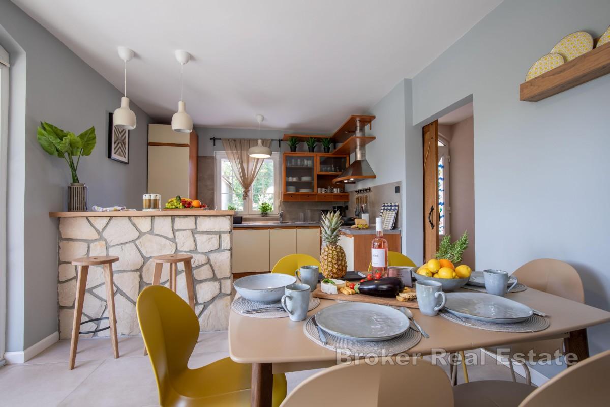 Dom rodzinny z basenem i ogrodem