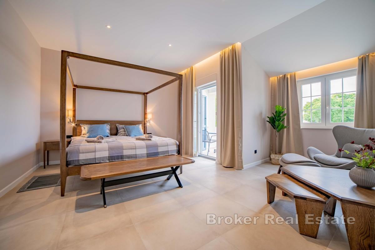 Dom rodzinny z basenem i ogrodem