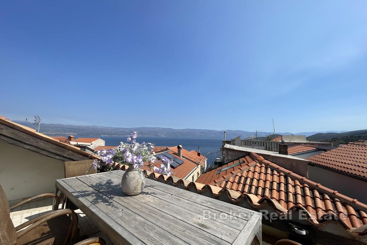 Каменный дом с видом на море