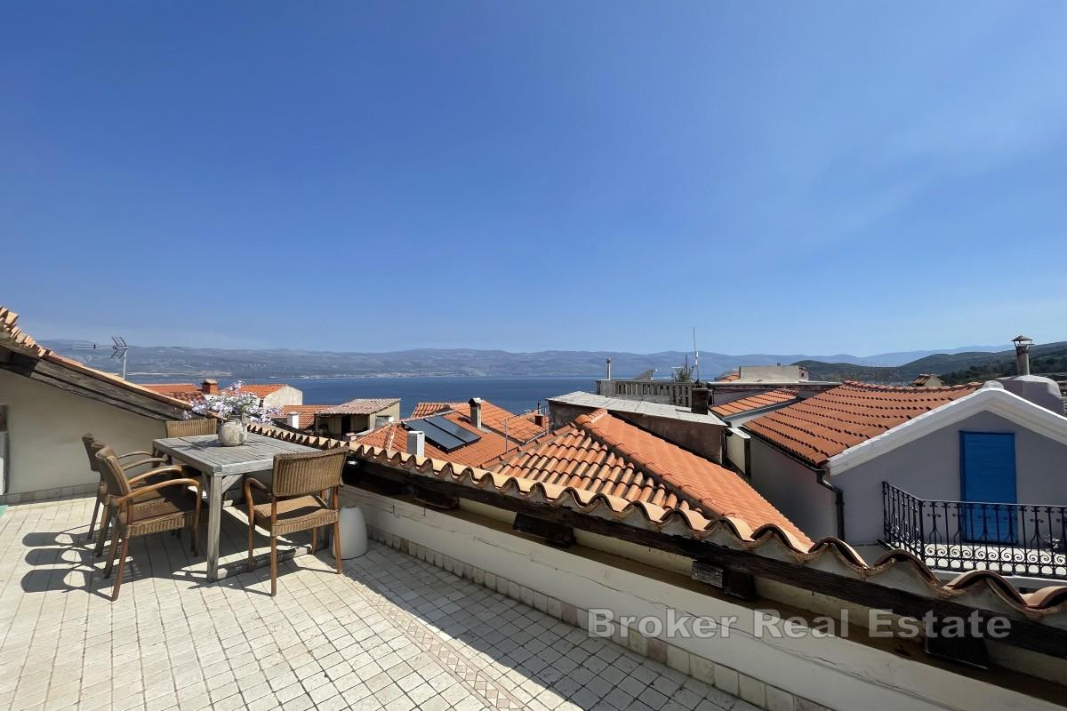 Каменный дом с видом на море