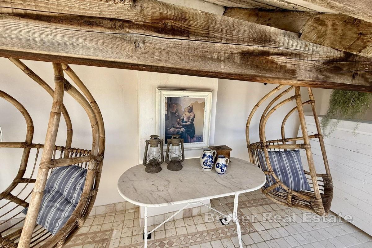 Steinhus med havutsikt