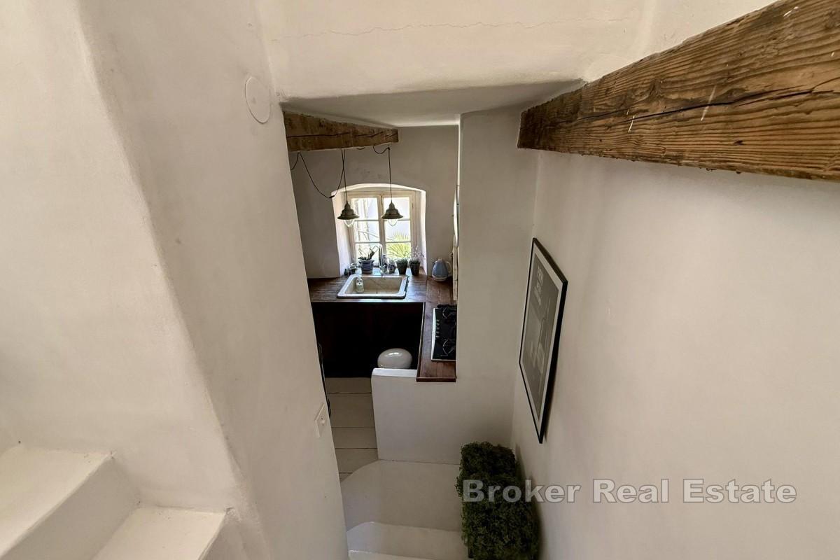 Каменный дом с видом на море