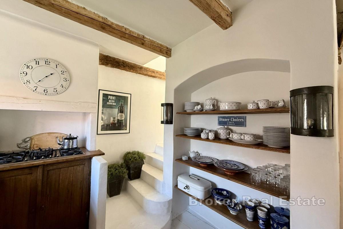 Каменный дом с видом на море