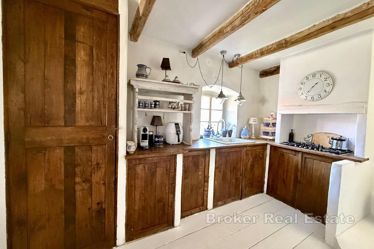 Каменный дом с видом на море