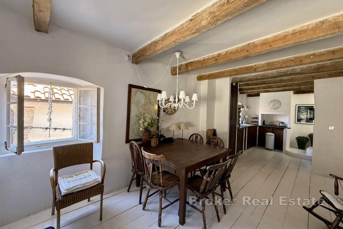 Каменный дом с видом на море