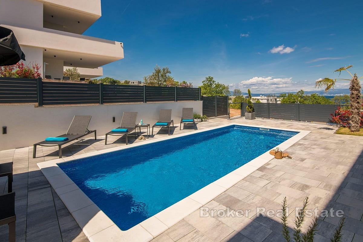 Luksusowy apartament z widokiem na basen i morze