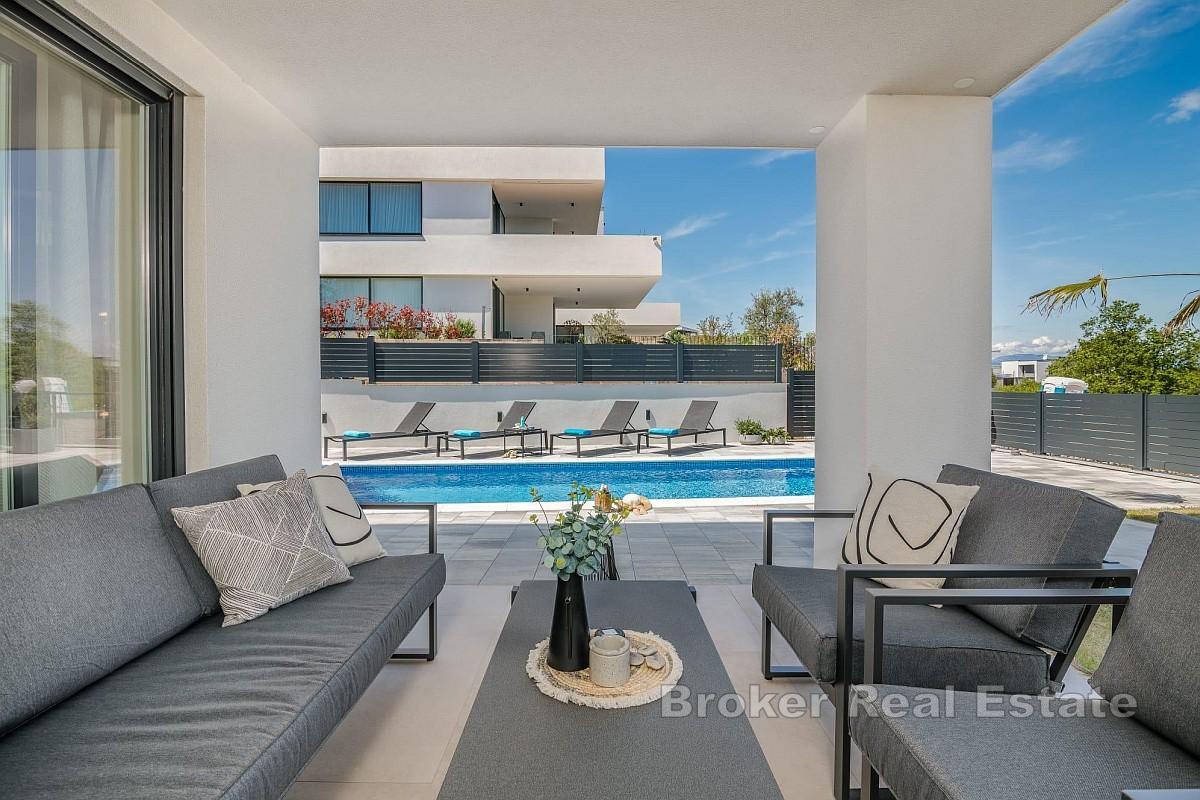Luksusowy apartament z widokiem na basen i morze