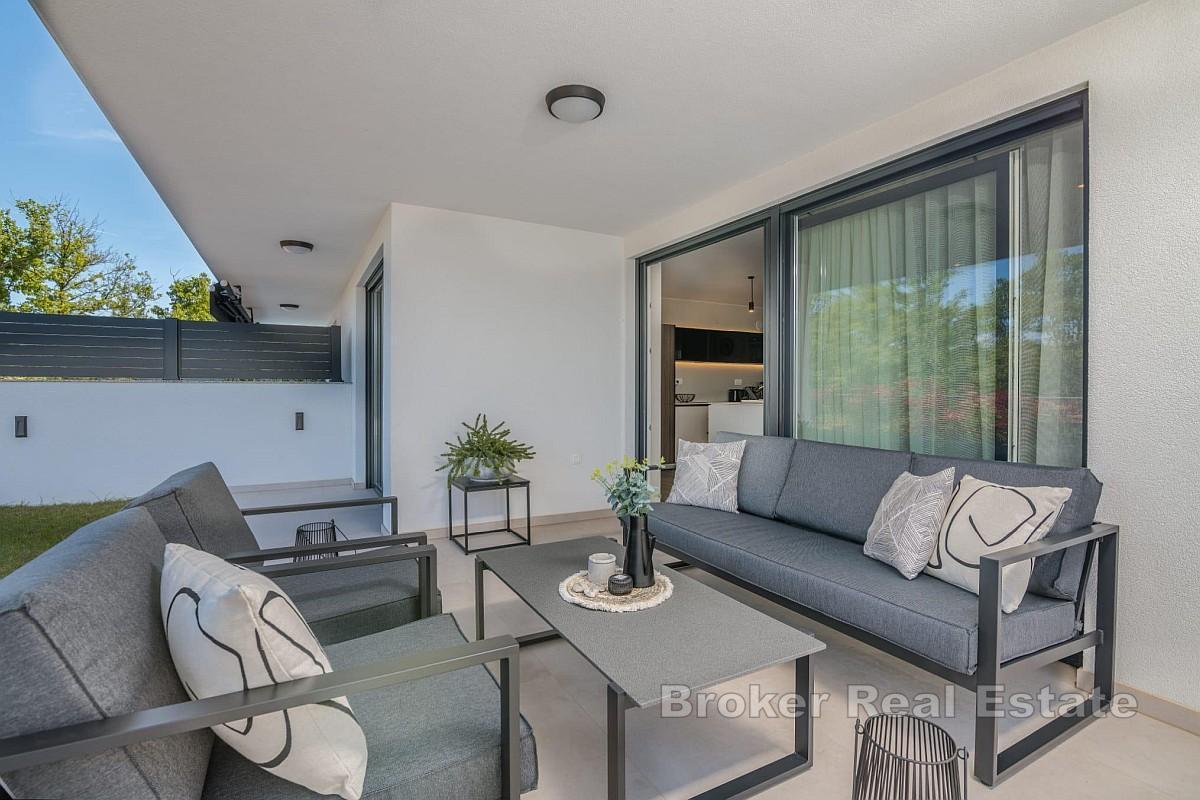 Luksusowy apartament z widokiem na basen i morze