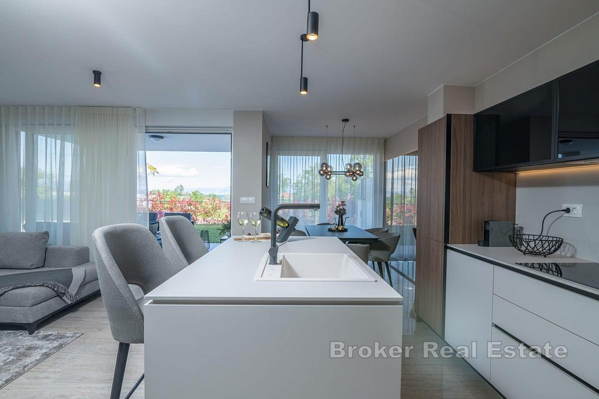 Luksusowy apartament z widokiem na basen i morze