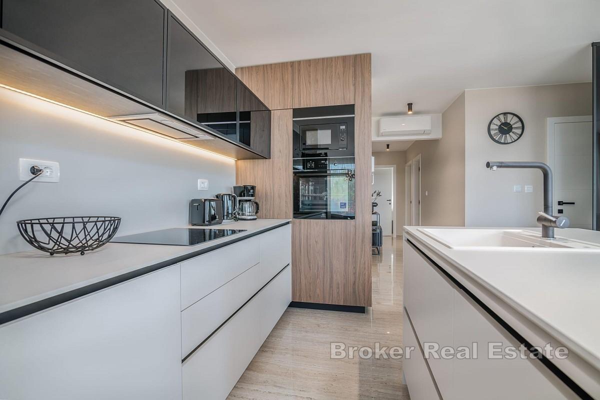 Luksusowy apartament z widokiem na basen i morze