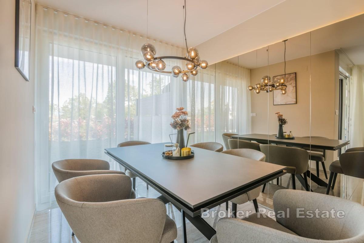 Luksusowy apartament z widokiem na basen i morze