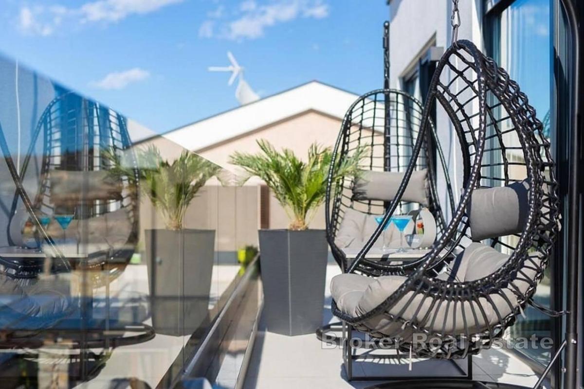 Toppleilighet med havutsikt