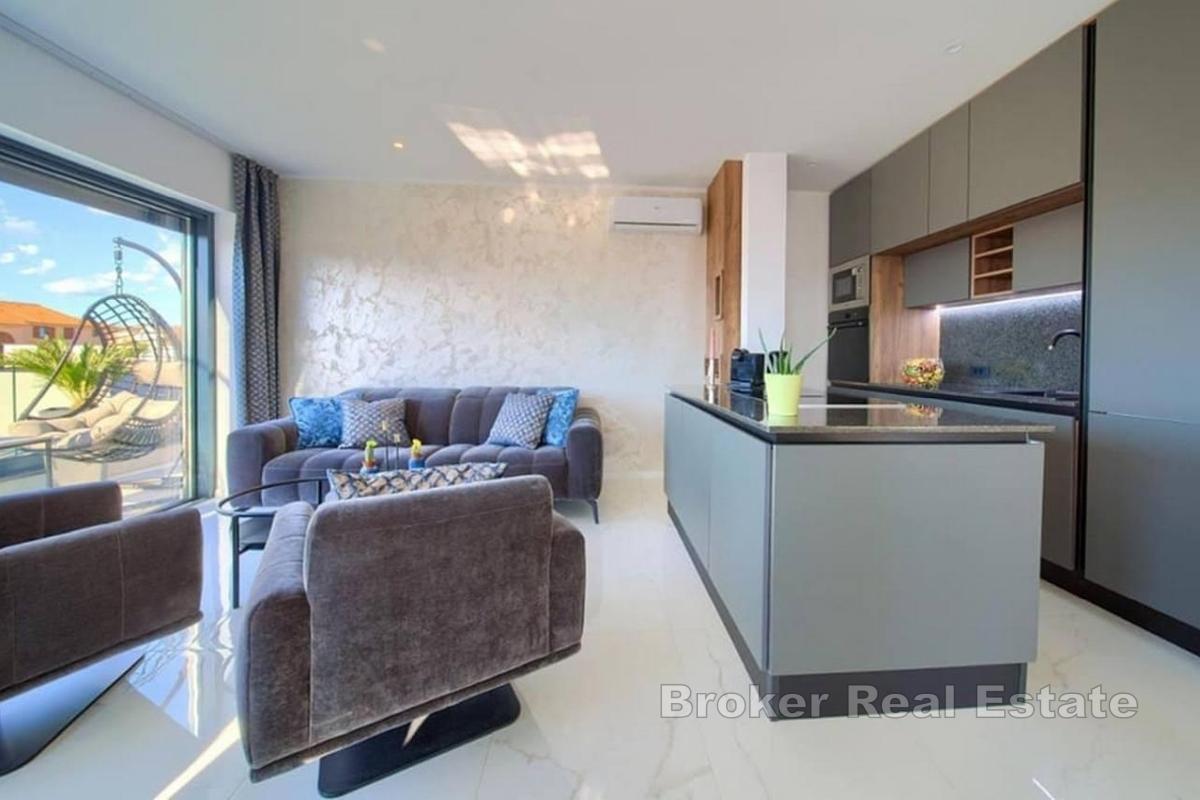 Toppleilighet med havutsikt