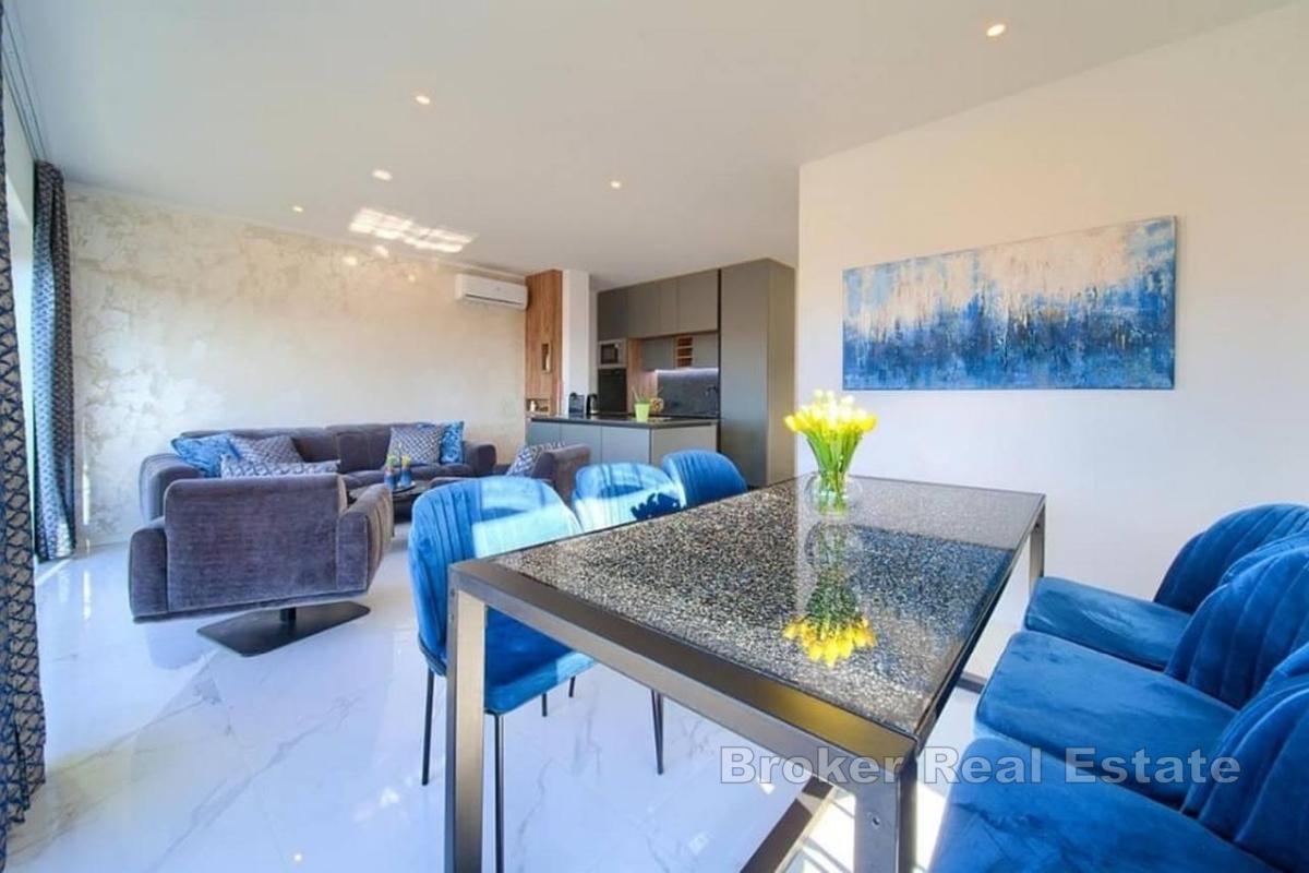 Toppleilighet med havutsikt