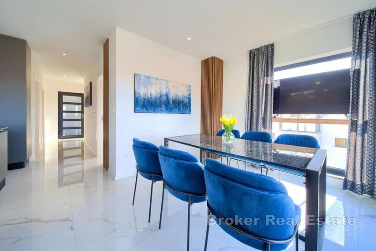 Toppleilighet med havutsikt