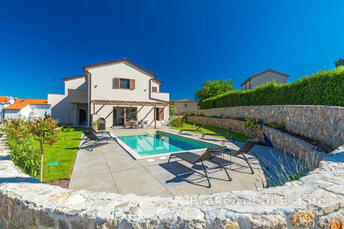 Moderný dom s bazénom v tichej lokalite