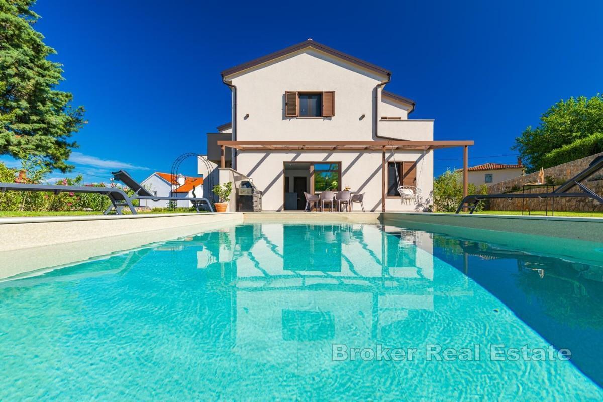 Moderný dom s bazénom v tichej lokalite