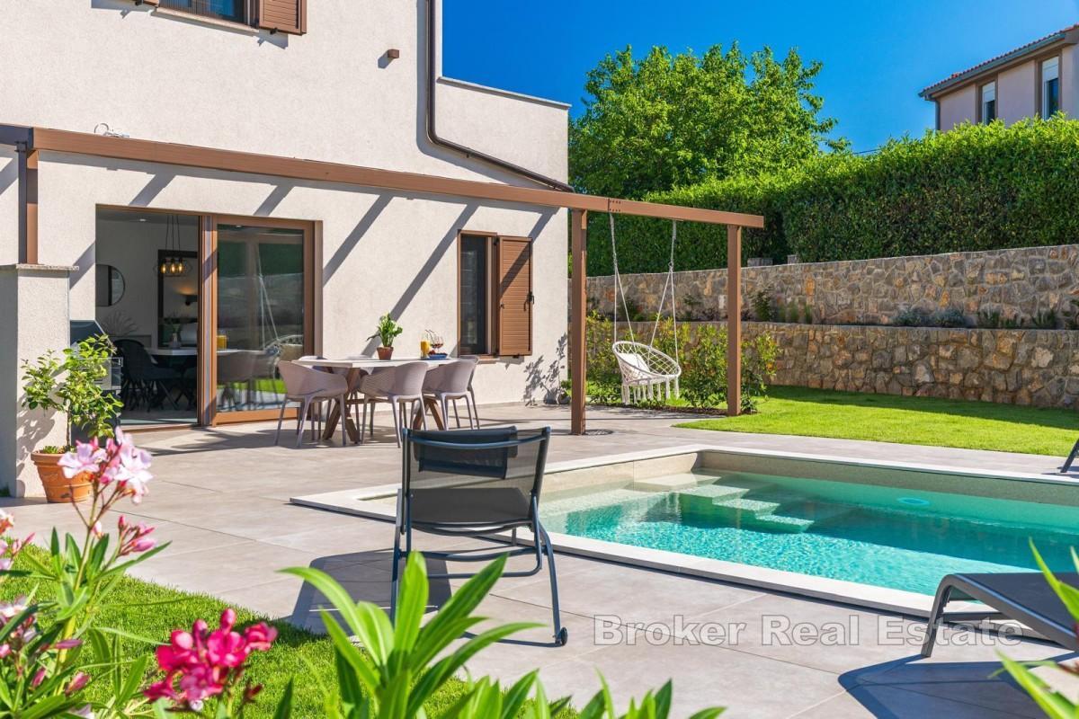 Moderný dom s bazénom v tichej lokalite