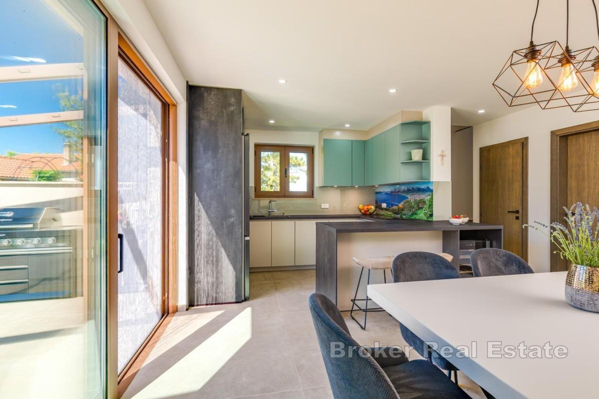 Moderný dom s bazénom v tichej lokalite