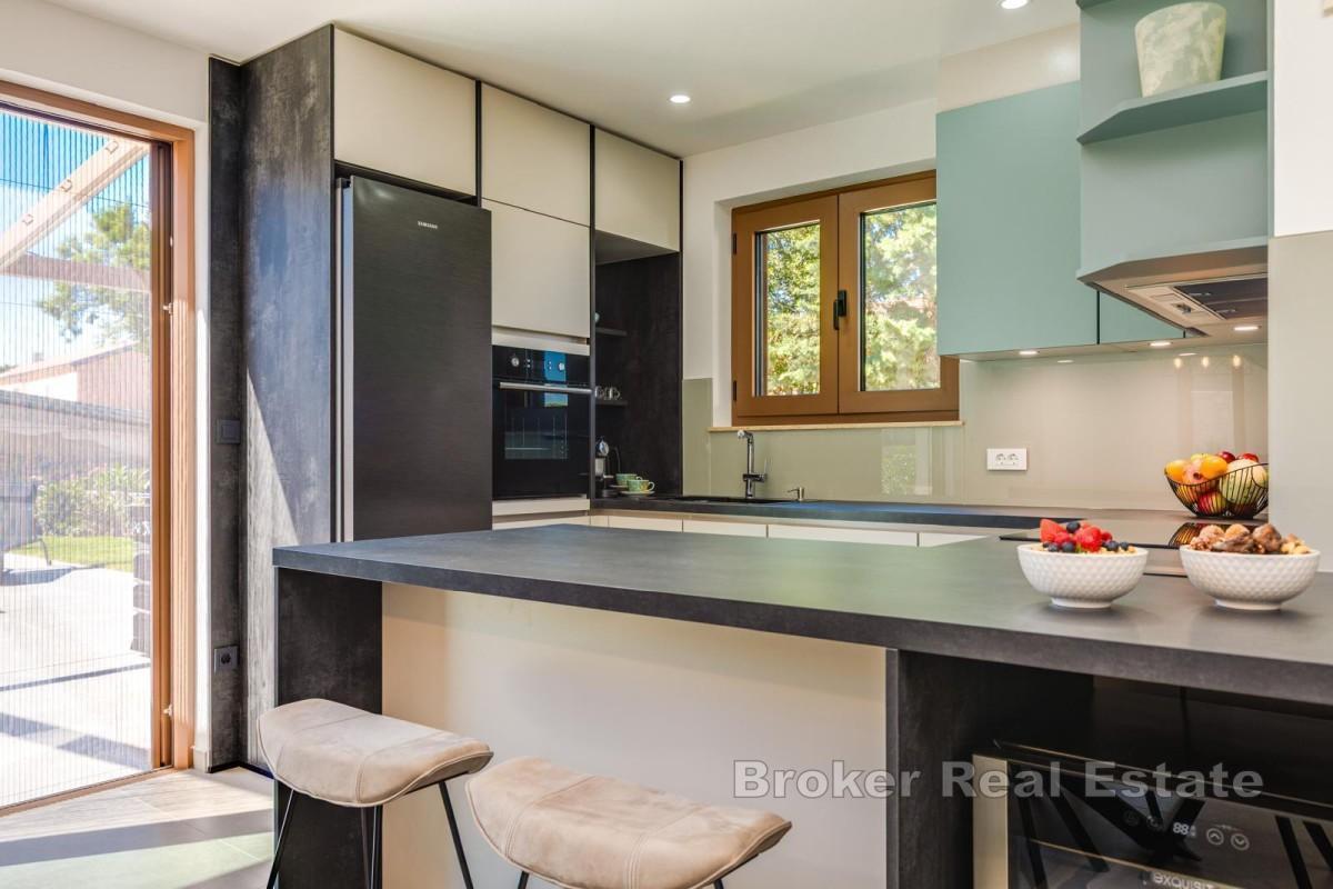 Moderný dom s bazénom v tichej lokalite