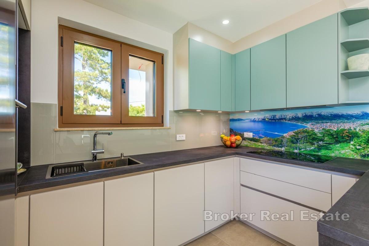 Moderný dom s bazénom v tichej lokalite