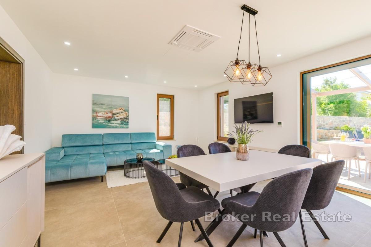 Moderný dom s bazénom v tichej lokalite